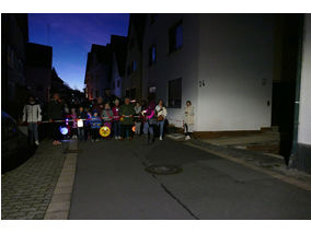 Sankt Martin Laternenumzug durch die Stadt (Foto: Karl-Franz Thiede)